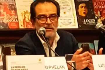 Luis Bustamante Otero presentando el libro “La Rebelión de Rumi Maqui”
