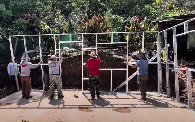Hombres Metodistas construyen casa prefabricada en San Ramón