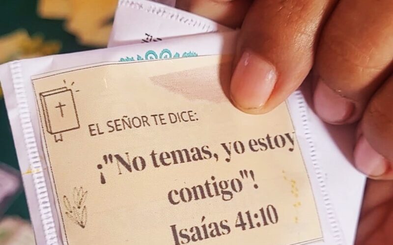 El mensaje en bolsitas de manzanilla y botellas de agua