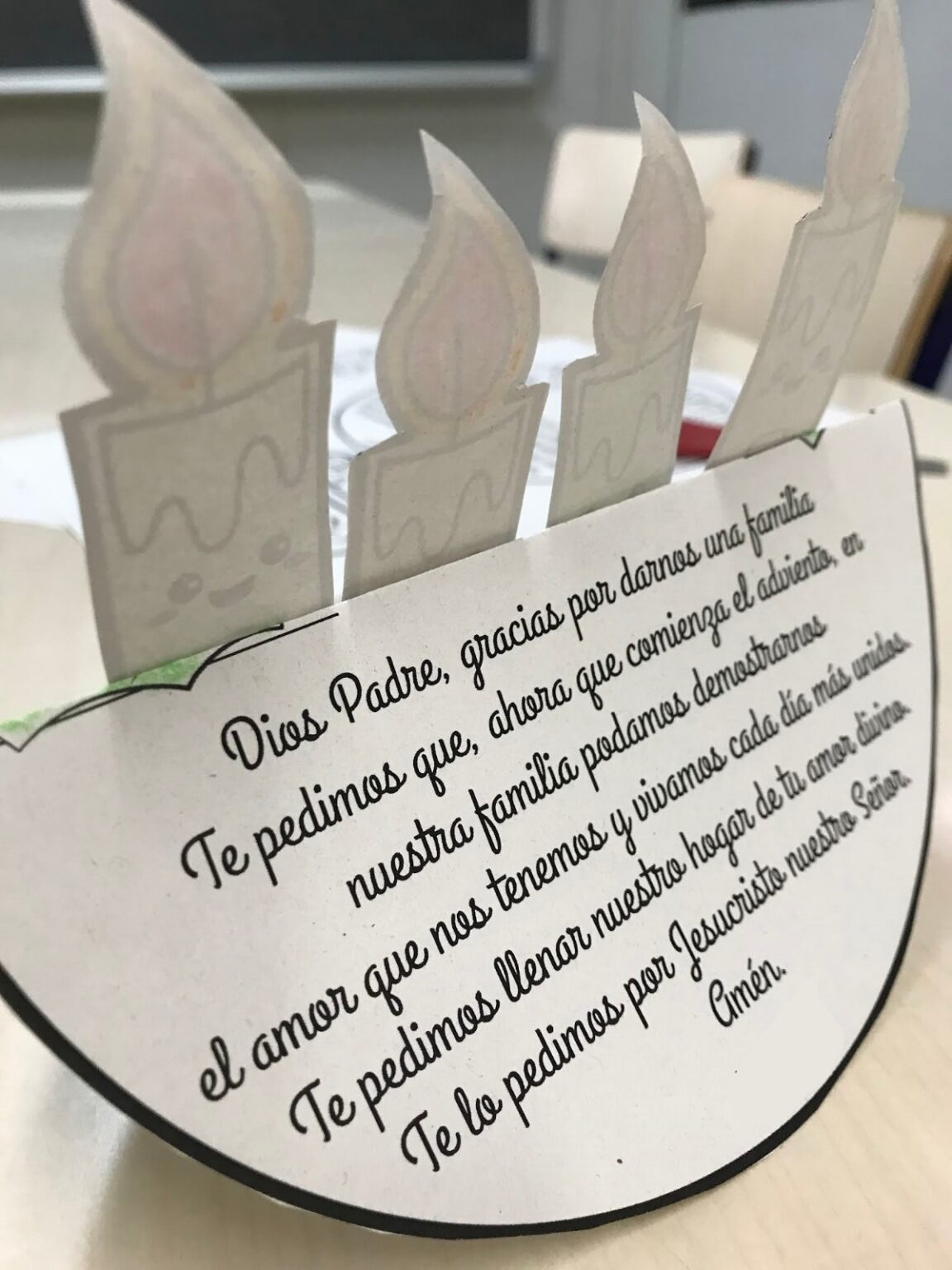 Cuatro Velas Blancas Adviento Navidad Con Una Llama Ardiente Sombrero Cuatro Velas Blancas Adviento Navidad Con Una Llama Ardiente Sombrero