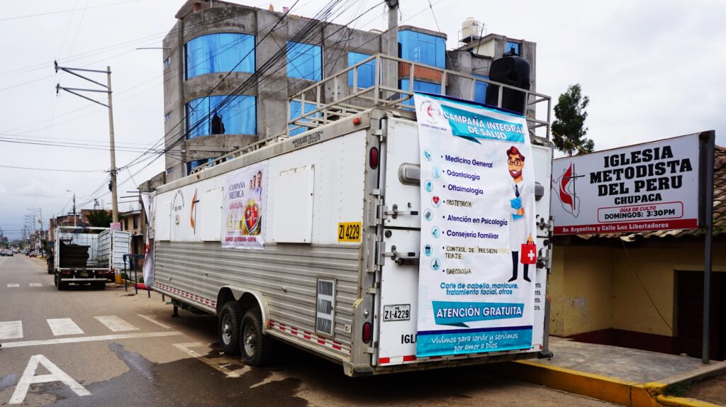 Cuidando cuerpos y almas: campañas médicas en Chupaca, Piura y El Bosque