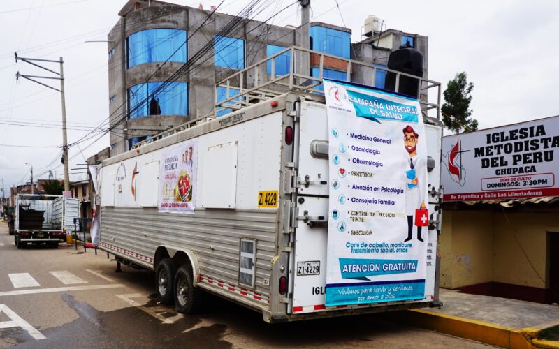 Cuidando cuerpos y almas: campañas médicas en Chupaca, Piura y El Bosque