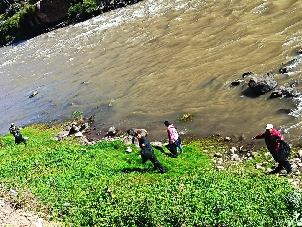 Pastores y líderes del Distrito Sur Vilcanota Cusco limpian riberas del río Vilcanota