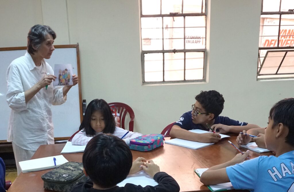 Niños de Breña aprenden inglés en la iglesia